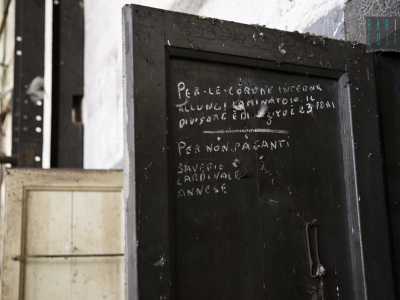 Alcune frasi scritte su un armadietto